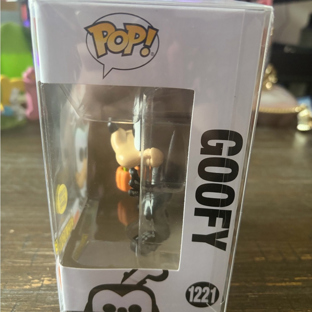Funko Pop! Disney Goofy Glow-in-the-Dark Skeleton with Orange Pumpkin - Picture 2 of 4